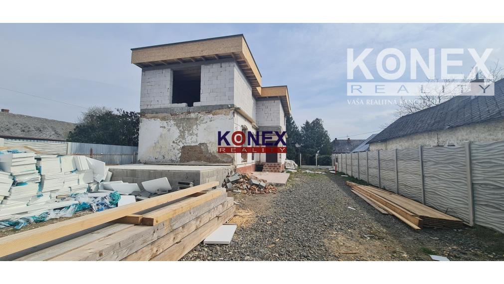 Zastrešená hrubá stavba rodinného domu v centre Trebišova!