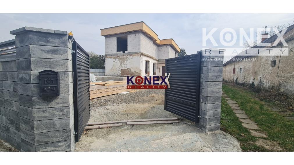 Zastrešená hrubá stavba rodinného domu v centre Trebišova!