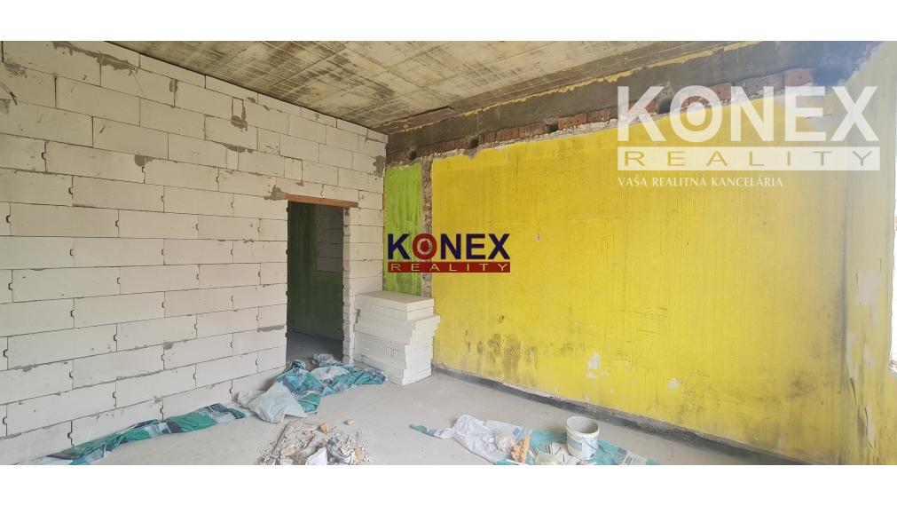 Zastrešená hrubá stavba rodinného domu v centre Trebišova!