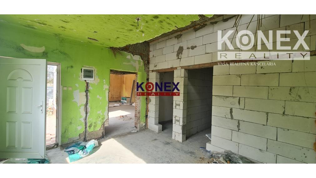 Zastrešená hrubá stavba rodinného domu v centre Trebišova!