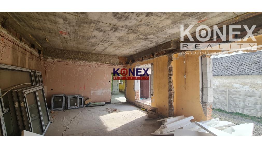 Zastrešená hrubá stavba rodinného domu v centre Trebišova!