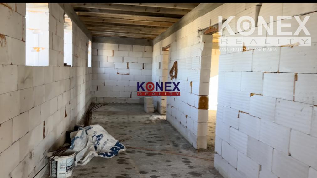 Zastrešená hrubá stavba rodinného domu v centre Trebišova!