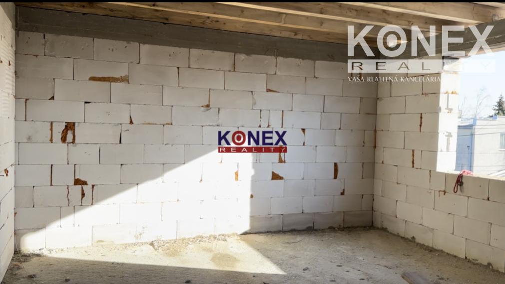 Zastrešená hrubá stavba rodinného domu v centre Trebišova!