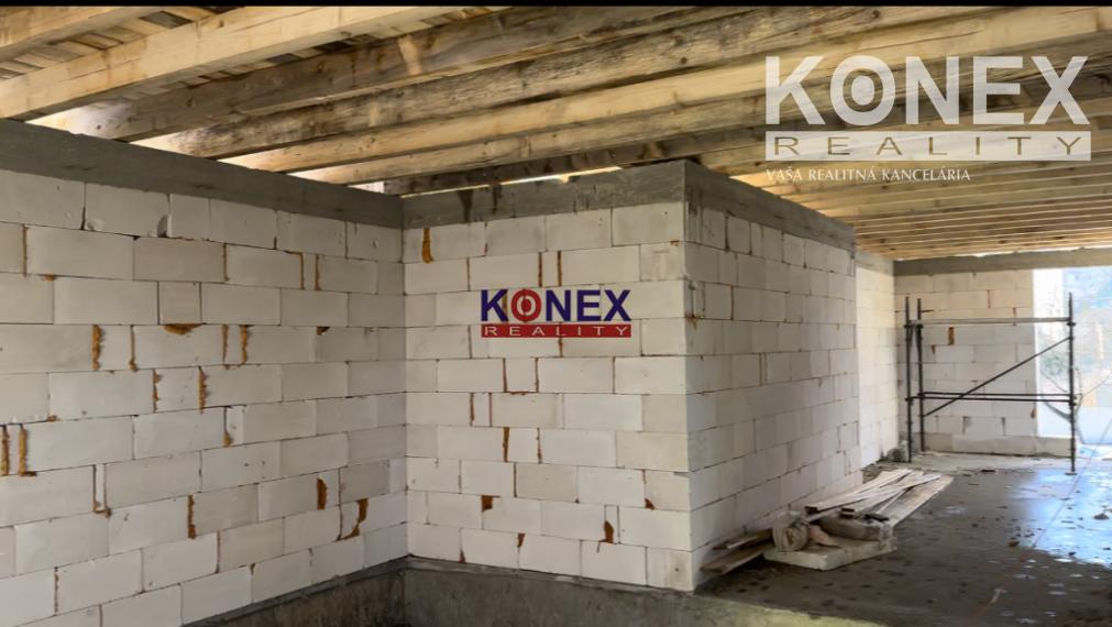 Zastrešená hrubá stavba rodinného domu v centre Trebišova!