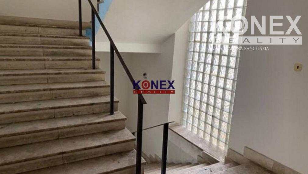 NA PREDAJ! Štvorpodlažná budova v Strážskom