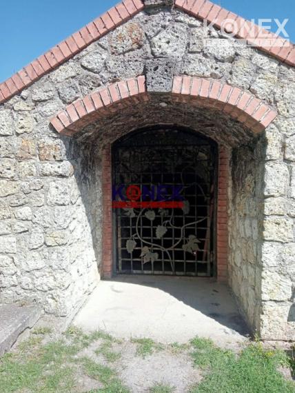 Historická pivnička vo vinohradníckej oblasti – Malá Tŕňa