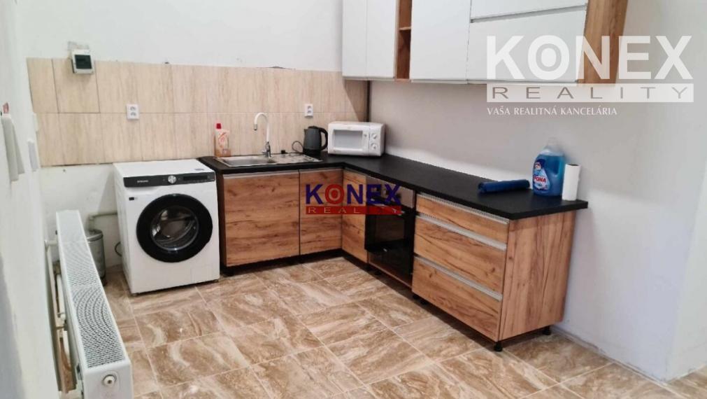 NA PREDAJ! Budova/ obchodný priestor v obci Markovce.