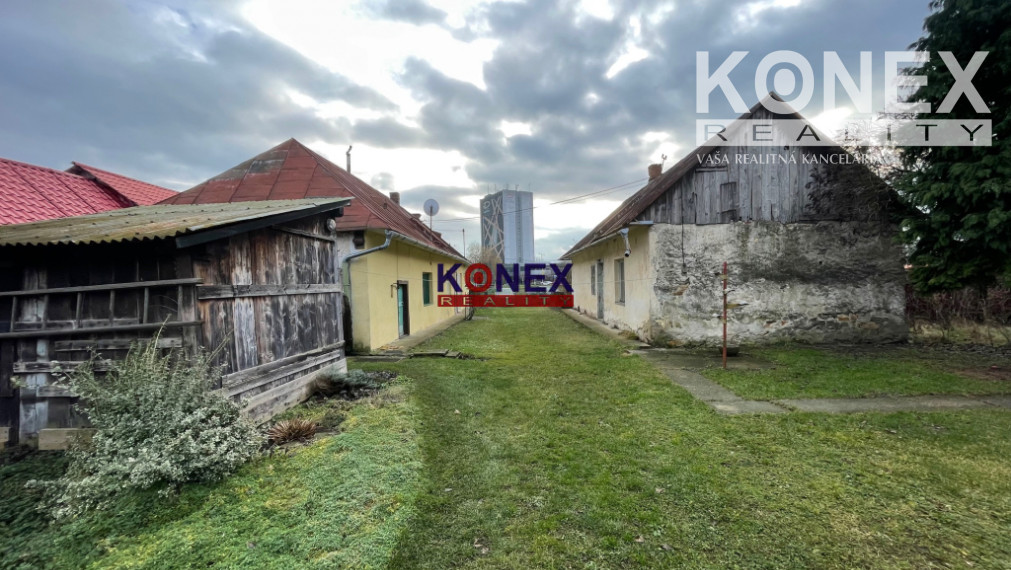 Dva staršie domy s veľkým pozemkom pri centre Michaloviec.