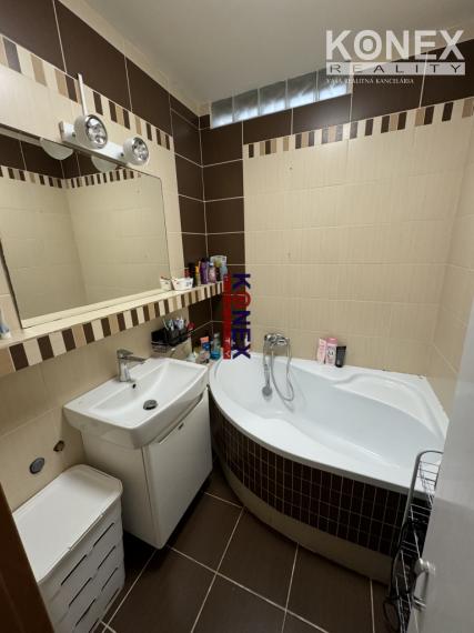 Kompletne rekonštruovaný 4-izbový byt na ulici Hollého - Michalovce