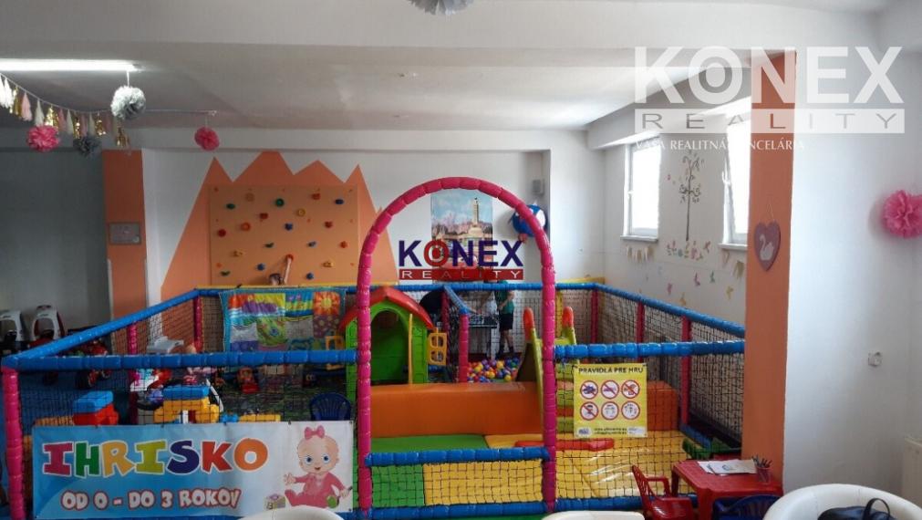 Interiérové detské ihrisko s kaviarňou v centre Sniny