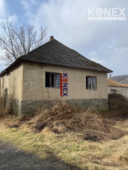 NA PREDAJ! Pozemok so starým rodinným domom v malebnej obci Ubľa