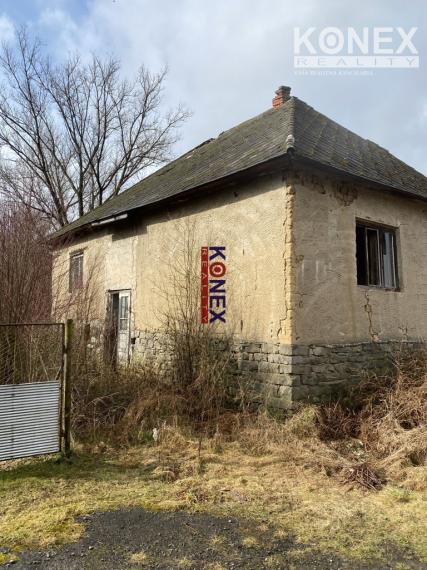 NA PREDAJ! Pozemok so starým rodinným domom v malebnej obci Ubľa