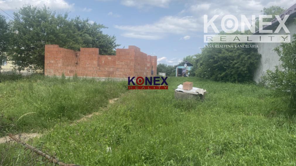 Malý domček, rozostavaná stavba a pozemok – BEŽOVCE