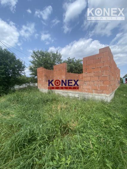 Malý domček, rozostavaná stavba a pozemok – BEŽOVCE