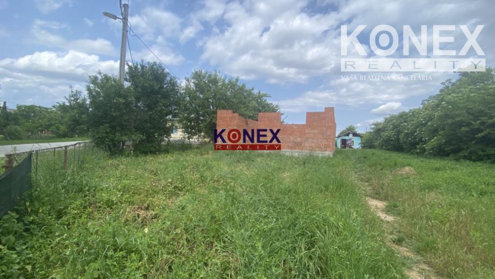 Malý domček, rozostavaná stavba a pozemok – BEŽOVCE