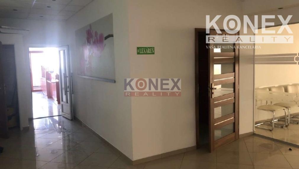 NA PREDAJ! TROJPODLAŽNÝ POLYFUNKČNÝ OBJEKT V SNINE