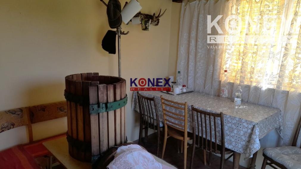 SUPER PONUKA! Krásny vinohrad s murovanou chatou