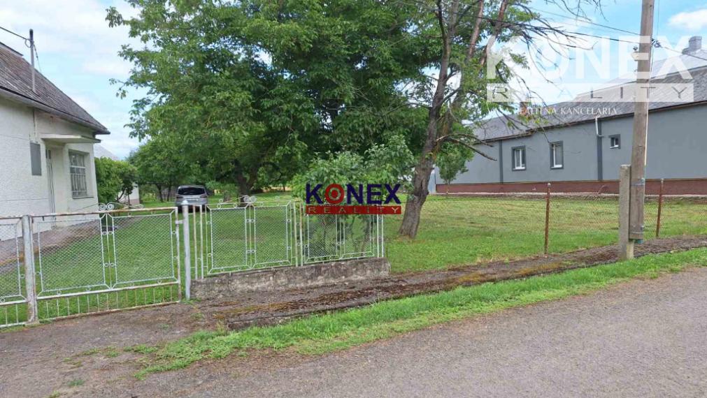 ROZĽAHLÝ POZEMOK s DOMOM v príjemnej obci JENKOVCE