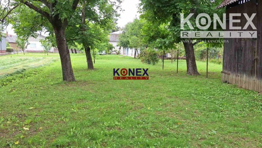 ROZĽAHLÝ POZEMOK s DOMOM v príjemnej obci JENKOVCE