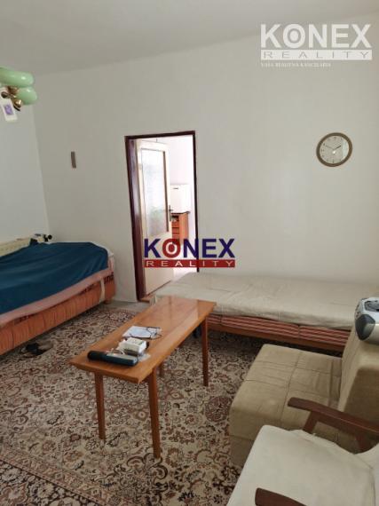 ROZĽAHLÝ POZEMOK s DOMOM v príjemnej obci JENKOVCE