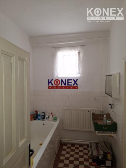 ROZĽAHLÝ POZEMOK s DOMOM v príjemnej obci JENKOVCE