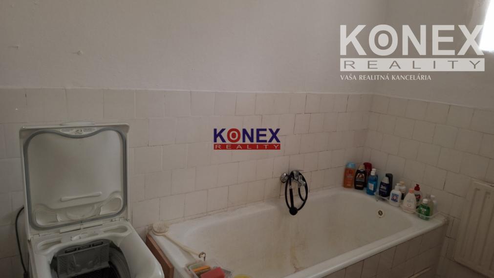 ROZĽAHLÝ POZEMOK s DOMOM v príjemnej obci JENKOVCE