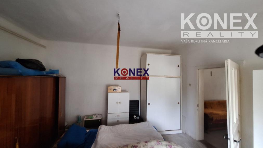 ROZĽAHLÝ POZEMOK s DOMOM v príjemnej obci JENKOVCE