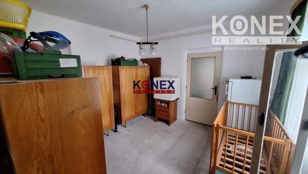 ROZĽAHLÝ POZEMOK s DOMOM v príjemnej obci JENKOVCE