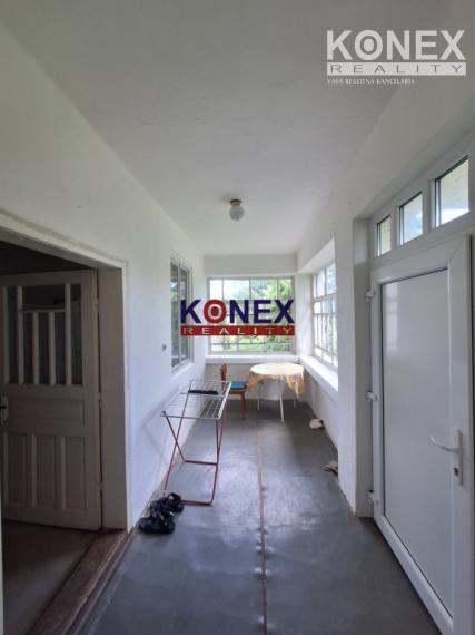 ROZĽAHLÝ POZEMOK s DOMOM v príjemnej obci JENKOVCE