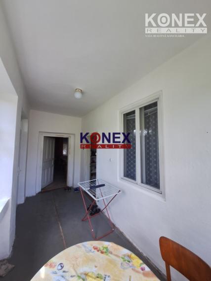 ROZĽAHLÝ POZEMOK s DOMOM v príjemnej obci JENKOVCE