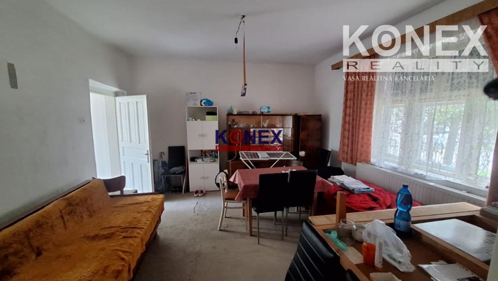 ROZĽAHLÝ POZEMOK s DOMOM v príjemnej obci JENKOVCE