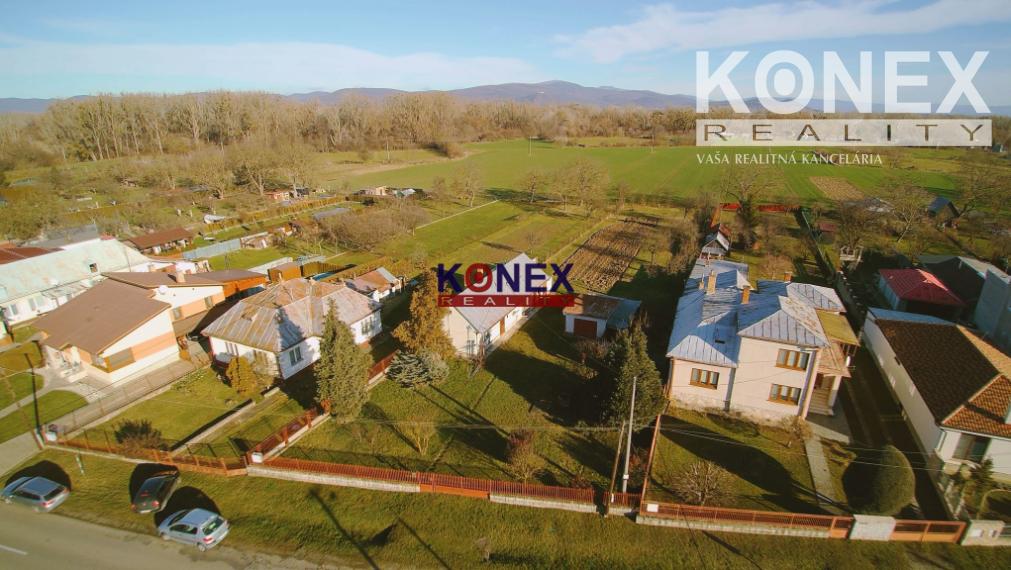 ID-3344 RODINNÝ DOM s krásnym širokým pozemkom TOPOĽANY