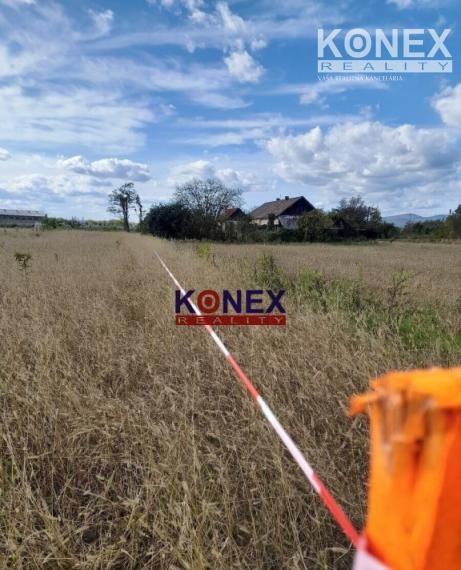 ID-3398 NA PREDAJ – VEĽKÝ POZEMOK S DOMOM V OBCI MOKRANCE