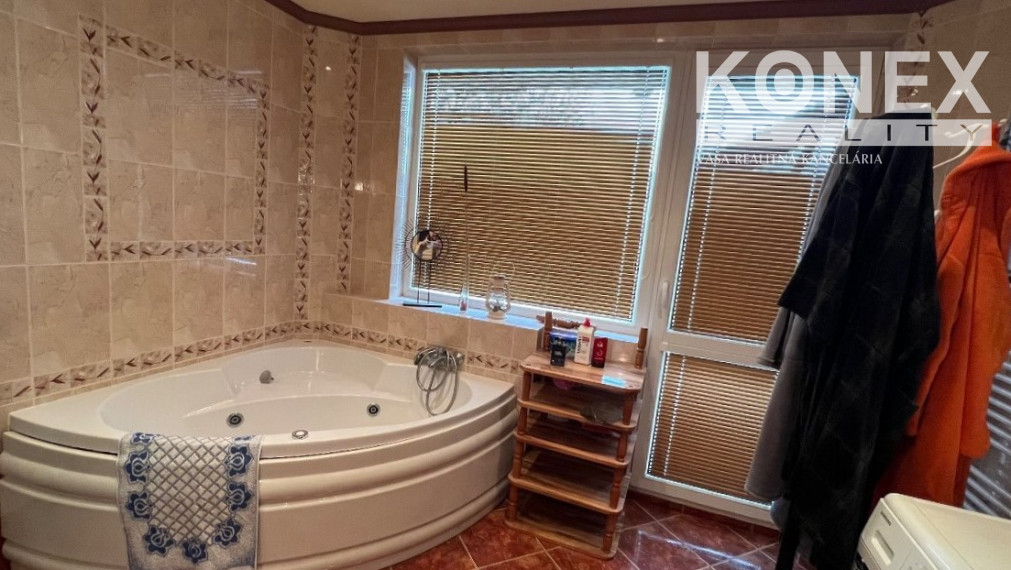 ID-3837 NA PREDAJ Dvojgeneračný dom pri jazierku Baňa