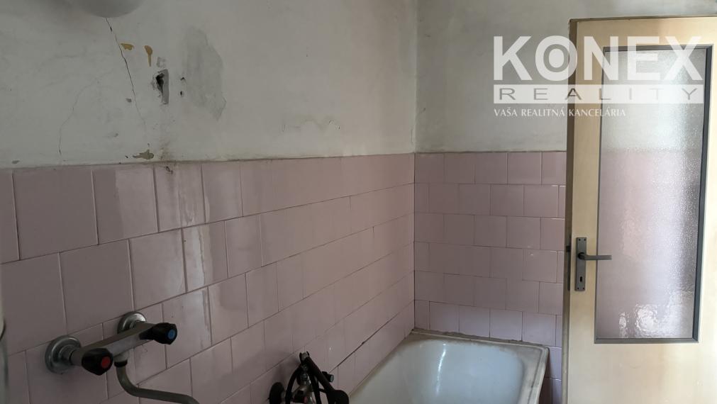 ID-3866 GAZDOVSKÝ RODINNÝ DOM - PORUBA POD VIHORLATOM