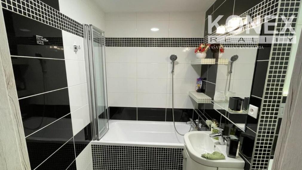 ID-3943 NA PREDAJ – Plne zariadený a rekonštruovaný 3-izbový byt TREBIŠOV