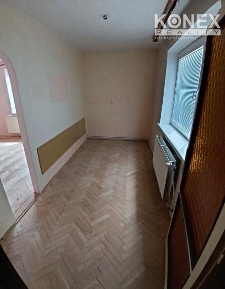 ID-4188 2,5-izbový byt s loggiou, garážou a dvoma pivnicami v Nižnej Šebastovej
