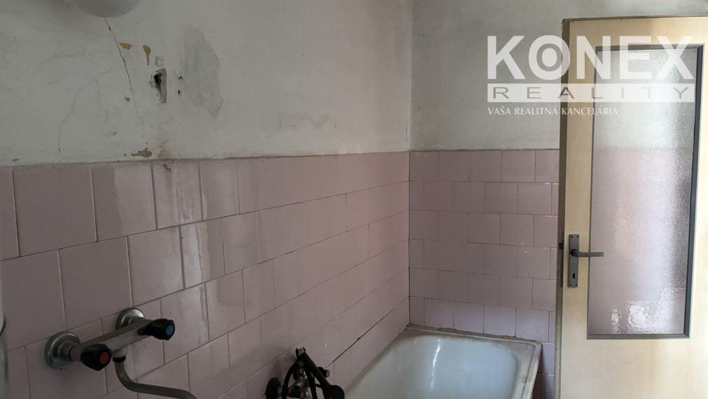 ID-3866 GAZDOVSKÝ RODINNÝ DOM - PORUBA POD VIHORLATOM