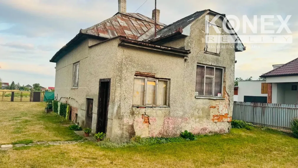 ID-4561 NA PREDAJ priestranný POZEMOK s rodinným domom VOJČICE