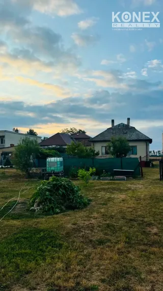ID-4561 NA PREDAJ priestranný POZEMOK s rodinným domom VOJČICE