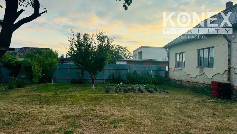 ID-4561 NA PREDAJ priestranný POZEMOK s rodinným domom VOJČICE
