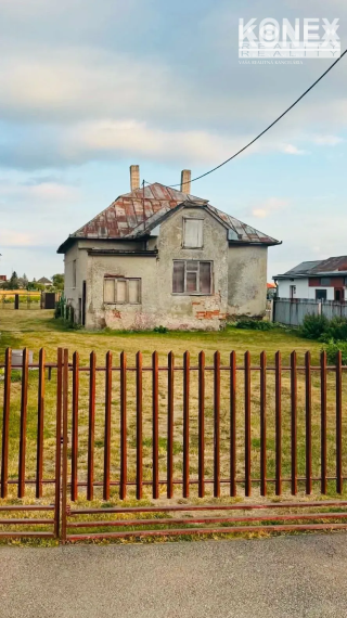 ID-4561 NA PREDAJ priestranný POZEMOK s rodinným domom VOJČICE