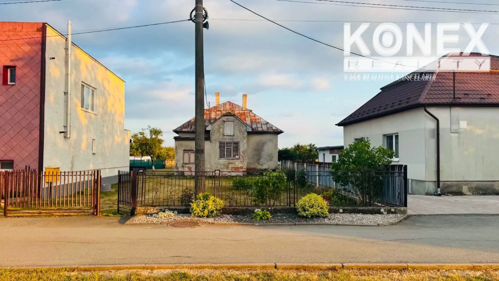 ID-4561 NA PREDAJ priestranný POZEMOK s rodinným domom VOJČICE