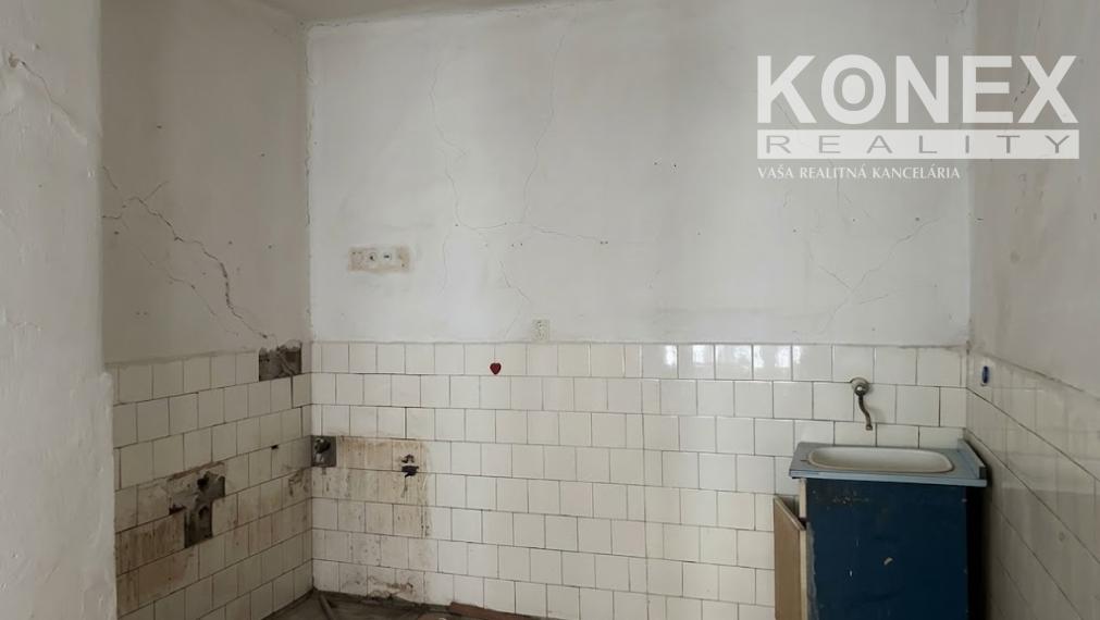 ID-4875 NA PREDAJ Rodinný dom vhodný na rekonštrukciu v centre SOBRANIEC