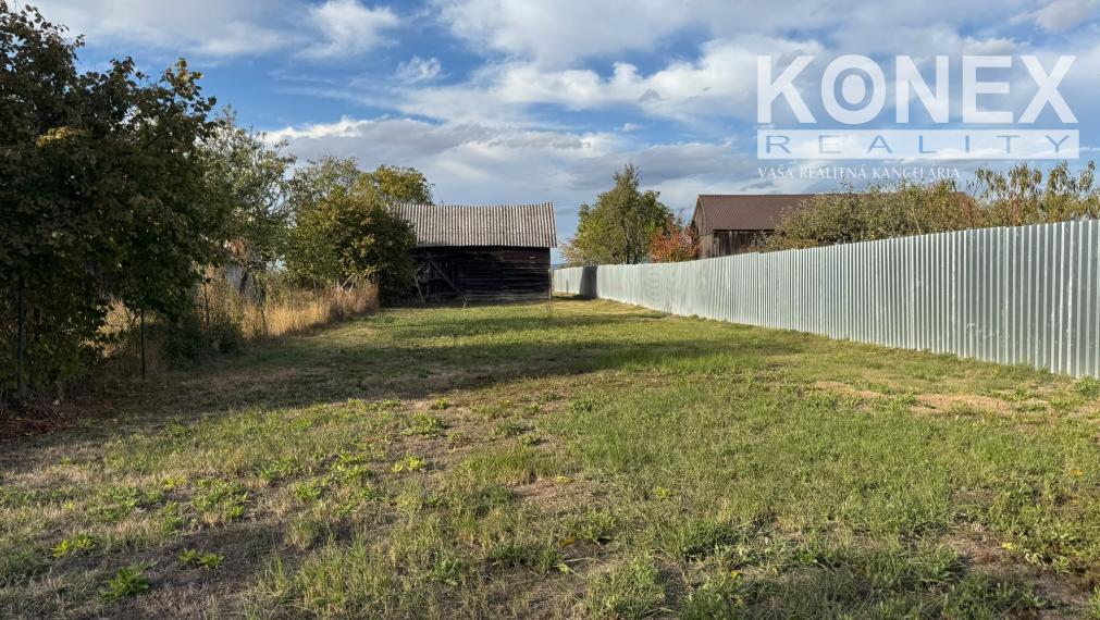 ID-4948 NA PREDAJ Krásny pozemok so starším gazdovským domom len 10 minút od Michaloviec