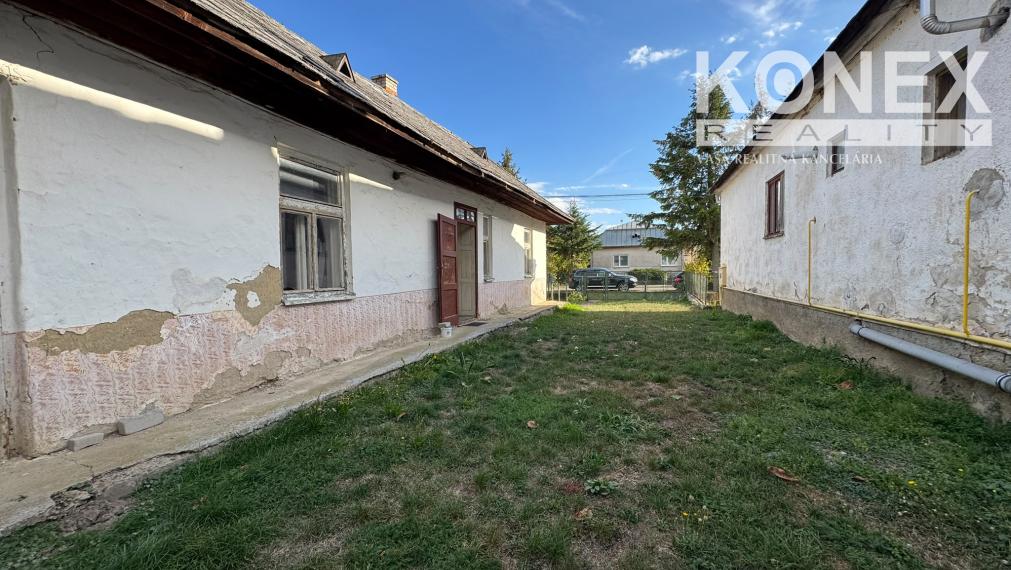 ID-4948 NA PREDAJ Krásny pozemok so starším gazdovským domom len 10 minút od Michaloviec