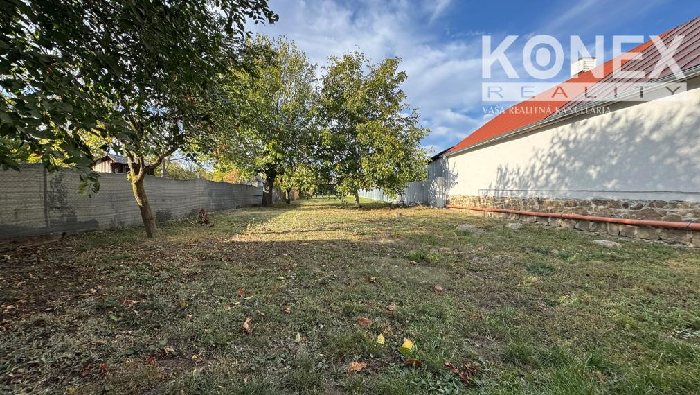 ID-4948 NA PREDAJ Krásny pozemok so starším gazdovským domom len 10 minút od Michaloviec