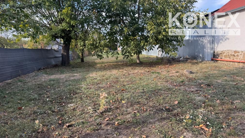 ID-4948 NA PREDAJ Krásny pozemok so starším gazdovským domom len 10 minút od Michaloviec