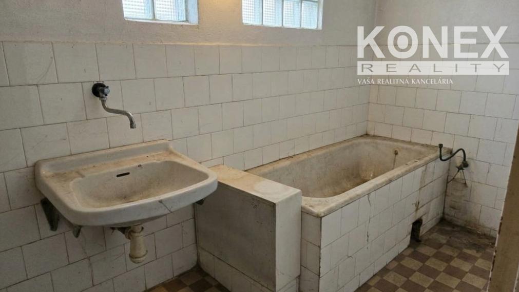 ID-5080 NA PREDAJ Gazdovský rodinný dom - JASENOV