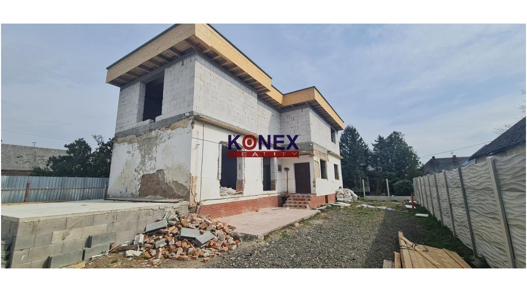 Zastrešená hrubá stavba rodinného domu v centre Trebišova!